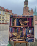 kryželių rinkinys Drakonai bibliotekoje — iliustruota drobė su auksiniais drakonais, 30×40 cm, priekyje eksponuojama miesto aikštėje