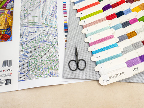 Kryželiu siuvinėjimo rinkinys „Drakono studijos“, 38×29 cm