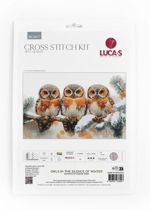 Kryželių rinkinys LUCA‑S „Owls in the Silence of Winter“ su trijų pelėdų žiemos motyvu, pakelyje matoma baigta kompozicija