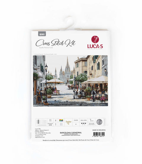 Kryželių siuvinėjimo rinkinys LUCA‑S Barcelona Cathedral su gatvės kavinės piešiniu ant priekinės pakuotės, baltas kabantis paketas
