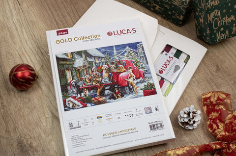 Kryželių rinkinys Lucas „Gold Collection“ Kalėdų šuneliai, komplekte dėžutė su siūlais ir schema, atsiverčiantis pakuotės nugarėlė
