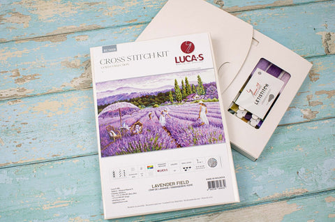 Siuvinėjimo rinkinys Luca‑S 'Lavender Field' su levandų piešiniu ant dėžutės ir prisegtais violetiniais siūlais