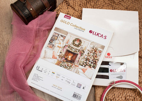 Siuvinėjimo rinkinys LUCA‑S Gold Collection su kalėdiniu židinio ir eglutės motyvu, supakuotas kartu su siūlais ir lankeliu
