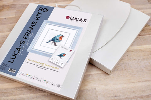 Kryželių siuvinėjimo rinkinys LUCA‑S su mėlyno ir raudono paukščio motyvu ir įtrauktu balto sidabrinio rėmo komplektu, plokščias išdėstymas