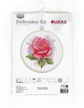 Siuvinėjimo rinkinys Rose Aroma su rožine rožės siuvinio kompozicija apvaliajame lankelyje ir matomu Lucas logotipu pakuotėje