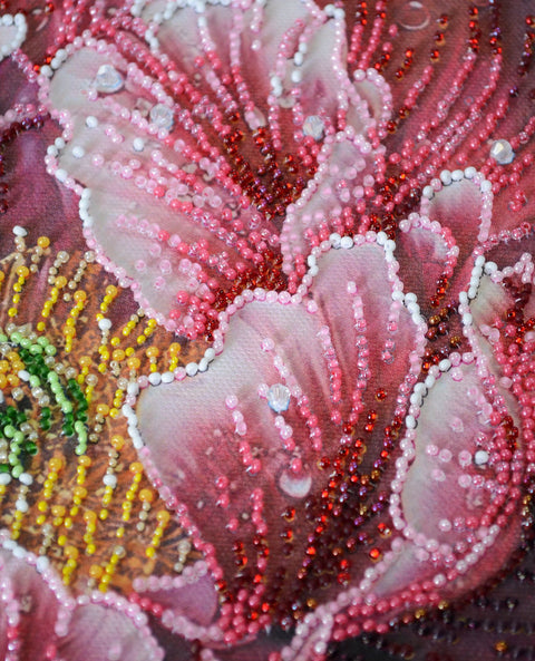 Karoliukų siuvinėjimo rinkinys „Rasos bučinys“ 23x23 cm AAB-951