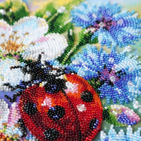 Karoliukų siuvinėjimo rinkinys „Tarp rugiagėlių“ 16×24 cm