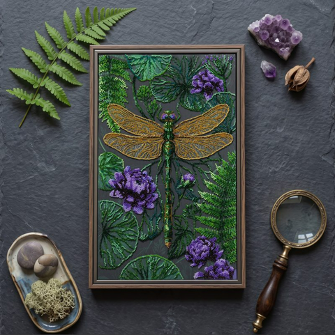 Karoliukų siuvinėjimo rinkinys „Smaragdinė tyla“ su laumžirgiu 22x35 cm