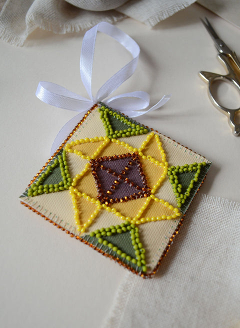 Medinė dekoracija „Saulės motyvas“ 13,2x6,6 cm AABT-044