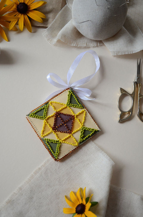 Medinė dekoracija „Saulės motyvas“ 13,2x6,6 cm AABT-044