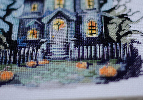 Siuvinėjimo kryželiu rinkinys „Vaiduoklių namas“ 17x20 cm AAH-277