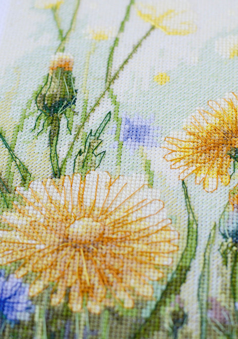 Kryželiu siuvinėjimo rinkinys „Šnabždanti žolė“ 26x26 cm AAH-300