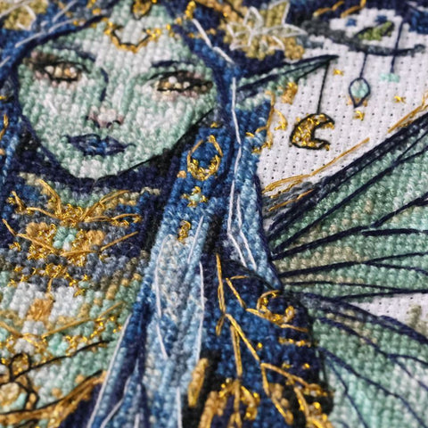 Rinkinys siuvinėjimui kryželiu „Žvaigždėto miško elfas“ 18x17 cm