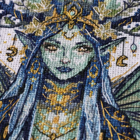 Rinkinys siuvinėjimui kryželiu „Žvaigždėto miško elfas“ 18x17 cm