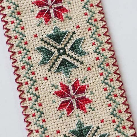 Siuvinėjimo kryželiu skirtuko rinkinys „Gėlių talismanas“ 6,5×18 cm