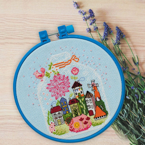Rinkinys siuvinėjimui kryželiu „Namukai“ su lankeliu 15x15 cm