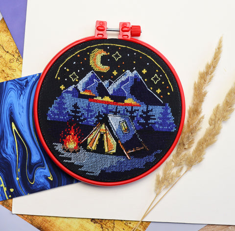 Siuvinėjimo kryželiu rinkinys su lankeliu „Prie laužo“ 17x17 cm