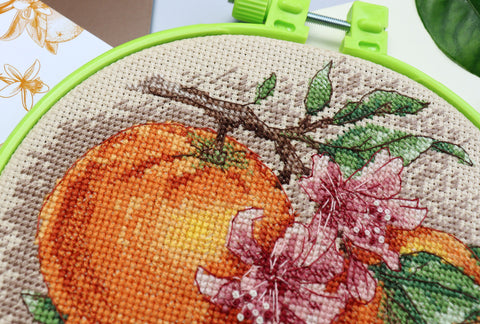 Siuvinėjimo kryželiu rinkinys „Citrusinės natos“ su lankeliu 17x17, Abris Art