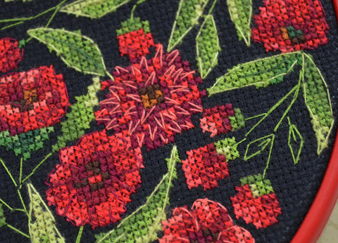 Siuvinėjimo kryželiu rinkinys su rėmeliu „Gėlių šokis“ 17x17 cm