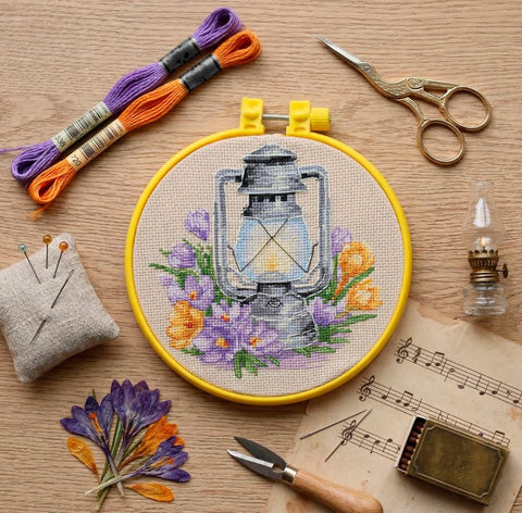 Siuvinėjimo rinkinys kryželiu „Pavasarinis krokas“ su lankeliu, 15x15