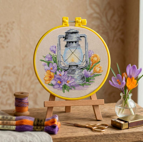 Siuvinėjimo rinkinys kryželiu „Pavasarinis krokas“ su lankeliu, 15x15