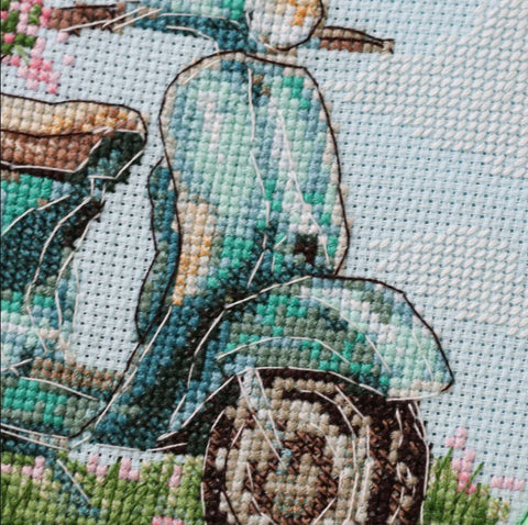 Siuvinėjimo rinkinys kryželiu „Pasivažinėjimas mopedu“, 15x15 cm