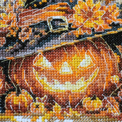 Siuvinėjimo kryželiu rinkinys su lankeliu „Rudens paslaptis“ 15x15 cm