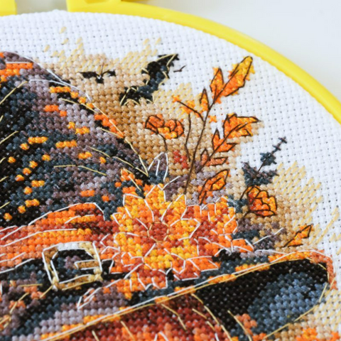 Siuvinėjimo kryželiu rinkinys su lankeliu „Rudens paslaptis“ 15x15 cm