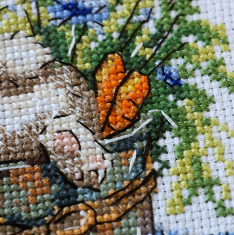 Siuvinėjimo kryželiu rinkinys su lankeliu „Išdaigos sode“ 15x15 cm