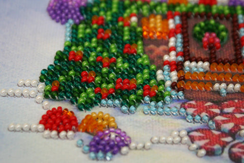 Mini siuvinėjimo karoliukais rinkinys „Meduolinis namelis“ 15x15 cm