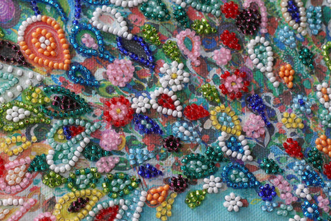 Mini siuvinėjimo rinkinys karoliukais „Spalvota uodega“ 15x15 cm