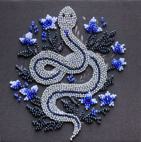 Mini karoliukų siuvinėjimo rinkinys „Sidabrinė gyvatė“ 15x15 cm