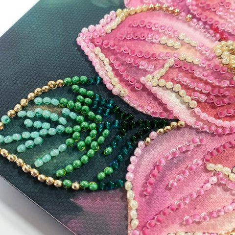 Mini karoliukų siuvinėjimo rinkinys „Petal Kiss“ 15x15 cm