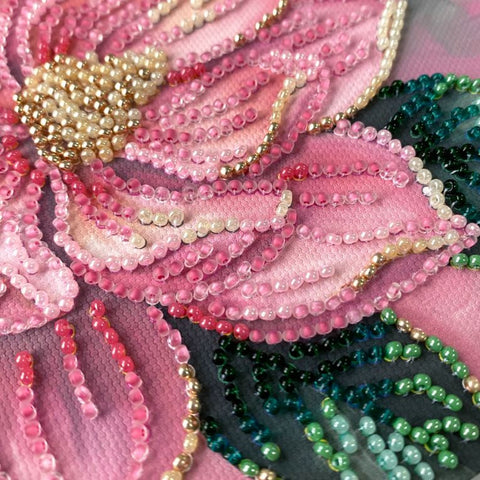 Mini karoliukų siuvinėjimo rinkinys „Petal Kiss“ 15x15 cm
