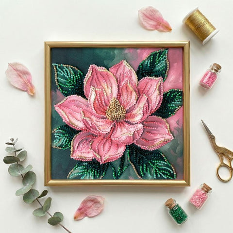 Mini karoliukų siuvinėjimo rinkinys „Petal Kiss“ 15x15 cm