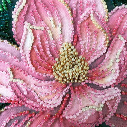 Mini karoliukų siuvinėjimo rinkinys „Petal Kiss“ 15x15 cm
