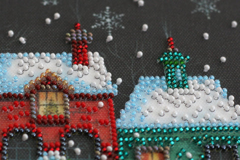 Miesto žiemos pasaka – karoliukų siuvinėjimo rinkinys 20x20 cm