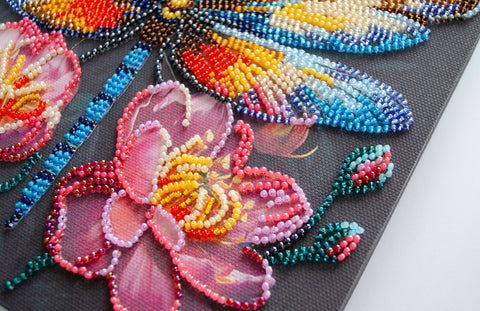 Karoliukų siuvinėjimo rinkinys „Žėrinčiais sparnais“ 20x20 cm