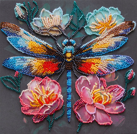 Karoliukų siuvinėjimo rinkinys „Žėrinčiais sparnais“ 20x20 cm