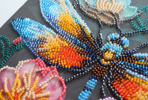 Karoliukų siuvinėjimo rinkinys „Žėrinčiais sparnais“ 20x20 cm