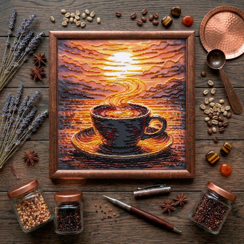 Vidutinio dydžio karoliukų siuvinėjimo rinkinys „Kvapni kava“ 20x20 cm