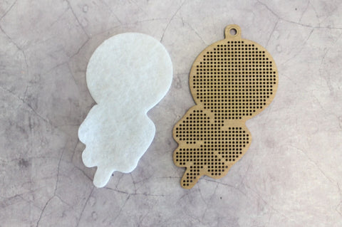 Karoliukų lenta medinė pakabuko formos su smulkiu skylučių raštu ir nuimamu baltu veltiniu pamušalu