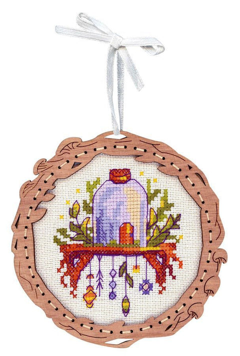 Siuvinėtas medinis kalėdinis žaisliukas su purpuriniu gaubtu ir spalvotais kabinamais ornamentais, pritvirtintas balta juostele