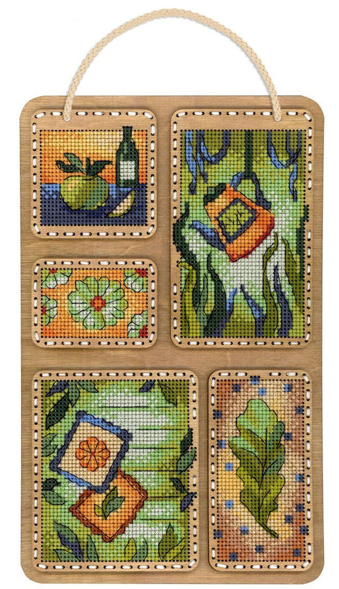 Vasariškas koliažas – kryželiu siuvinėjimo rinkinys ant medžio 26×17 cm