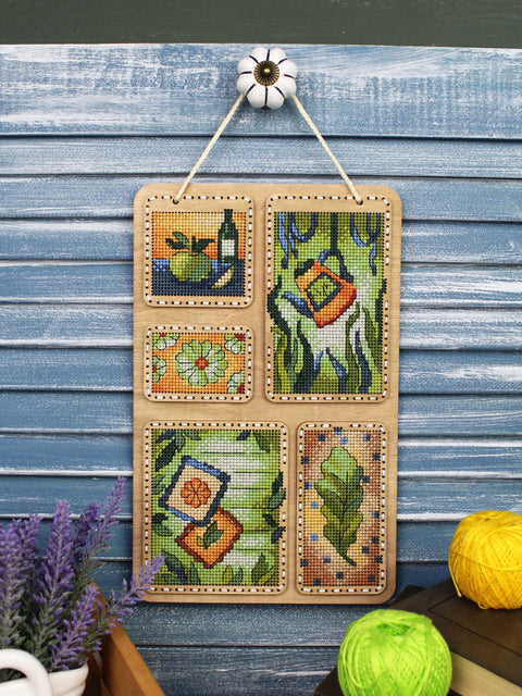 Vasariškas koliažas – kryželiu siuvinėjimo rinkinys ant medžio 26×17 cm