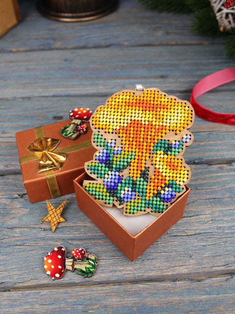 Siuvinėjimo rinkinys: eglutės žaisliukas su voveraitėmis, medis 8x6 cm