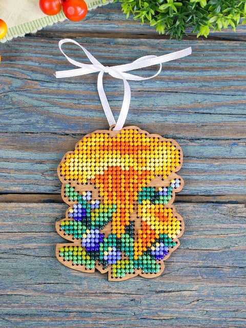 Siuvinėjimo rinkinys: eglutės žaisliukas su voveraitėmis, medis 8x6 cm