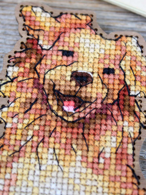 Siuvinėjimo kryželiu rinkinys „Retriveris“ ant medinio pagrindo 16×12 cm