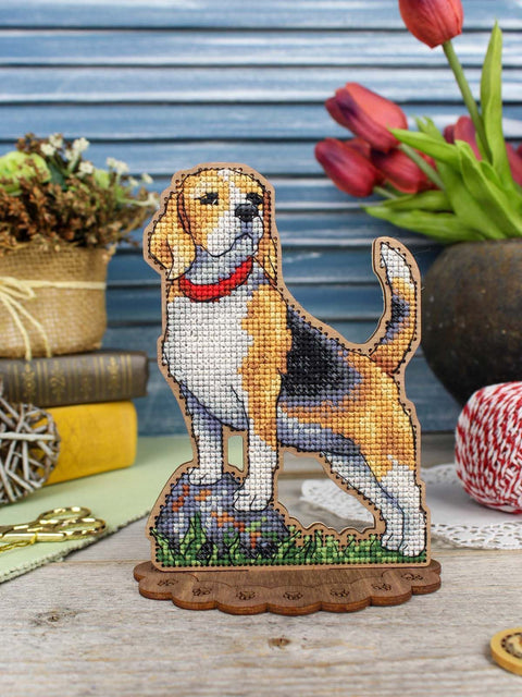 Kryželių siuvinėjimo rinkinys ant medžio „Biglis“ 15×12 cm su stovu