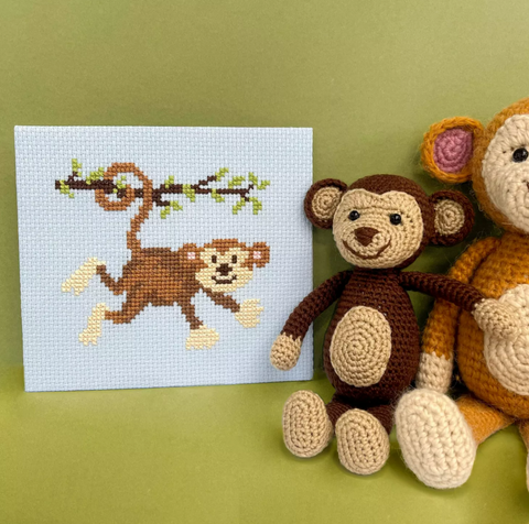 Siuvinėjimo kryželiu rinkinys vaikams „Monkey Mayhem“, 17x15 cm